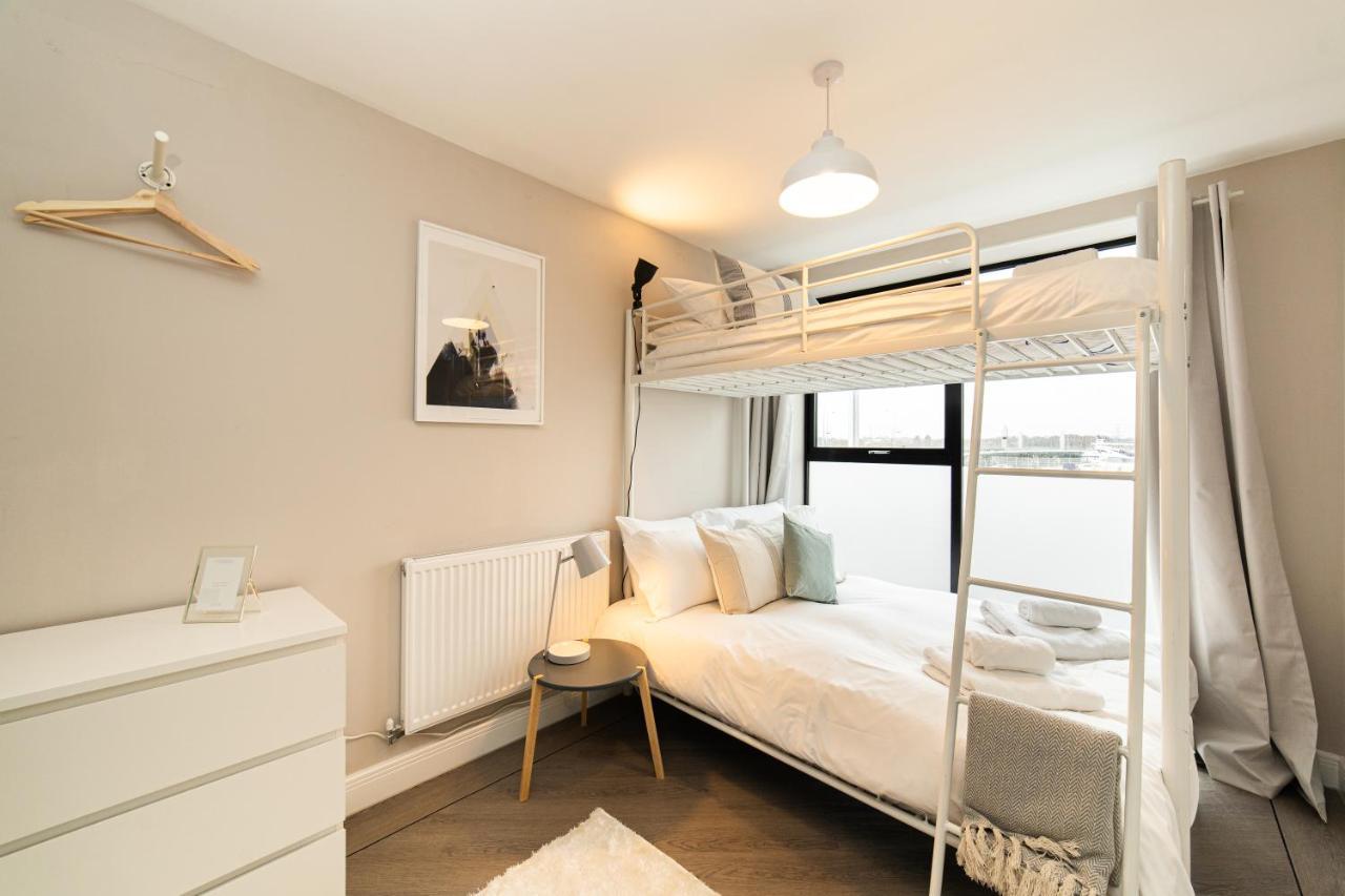 Beautiful Two Bedroom Harbour Side Apartment Poole Esterno foto