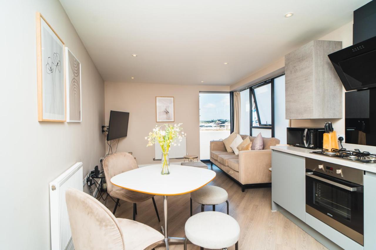 Beautiful Two Bedroom Harbour Side Apartment Poole Esterno foto