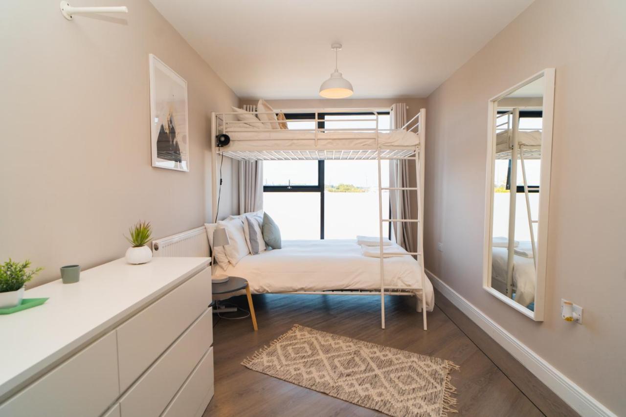 Beautiful Two Bedroom Harbour Side Apartment Poole Esterno foto