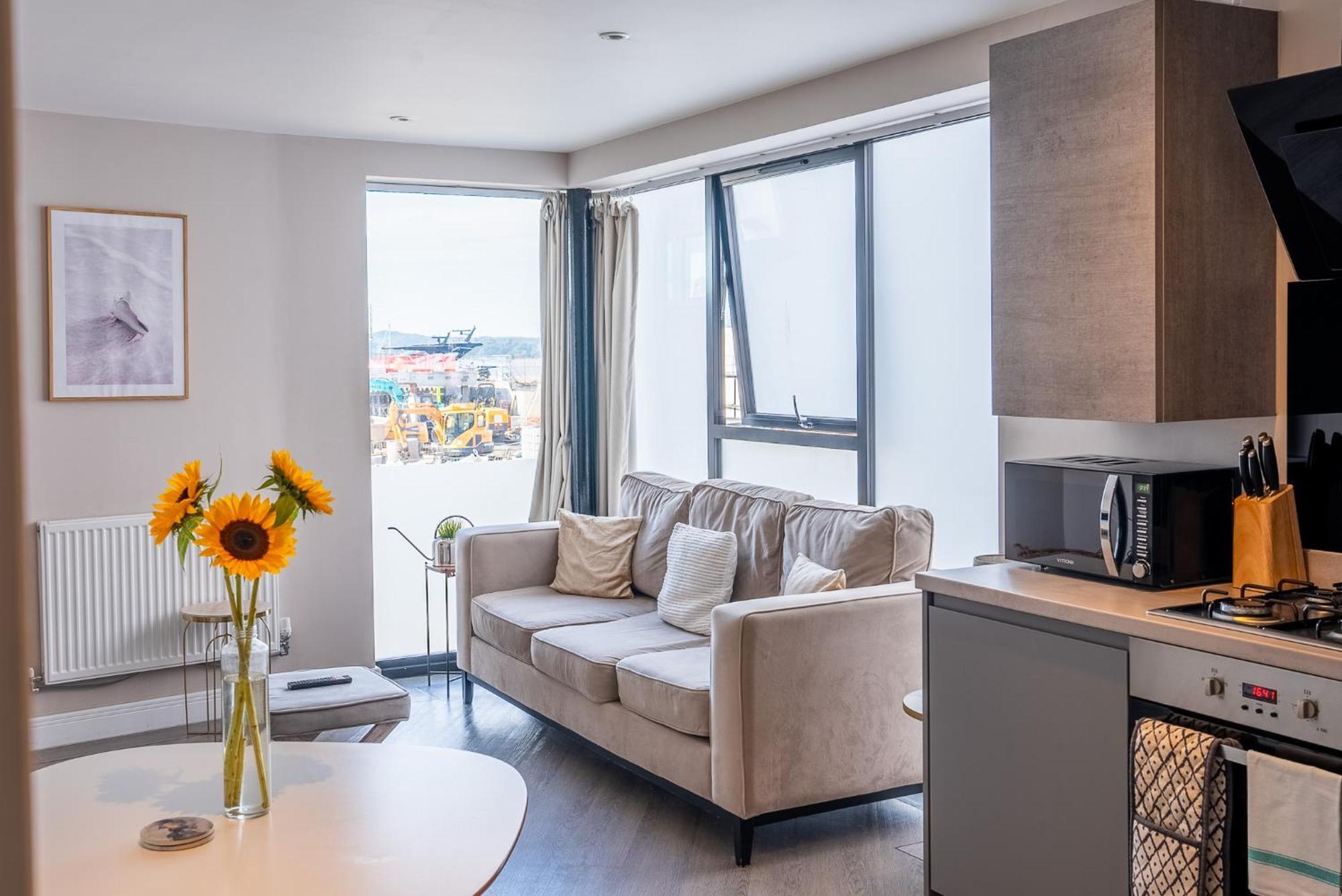 Beautiful Two Bedroom Harbour Side Apartment Poole Esterno foto